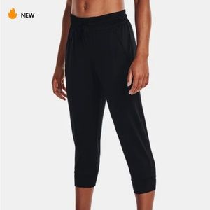 Womens Black Under Armour capris. Size Large. Brand new!